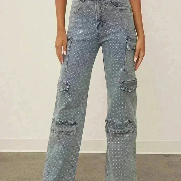 Medium Wash Curvy Women's Flap Pocket Side Cargo Mid Ride Jeans - Picture 4 of 6